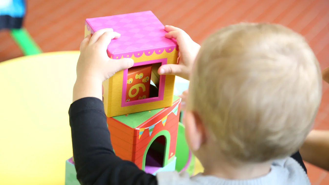 Kirúgták a kislányt a bölcsiből, mert a dadák szerint túl csúnya