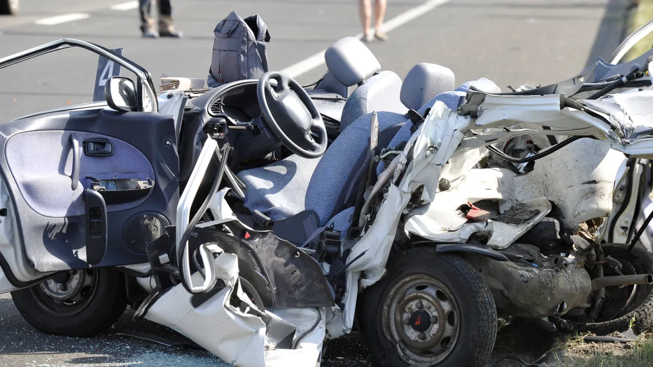 Teljesen összetört az autó: képek az M5-ön történt halálos balesetről