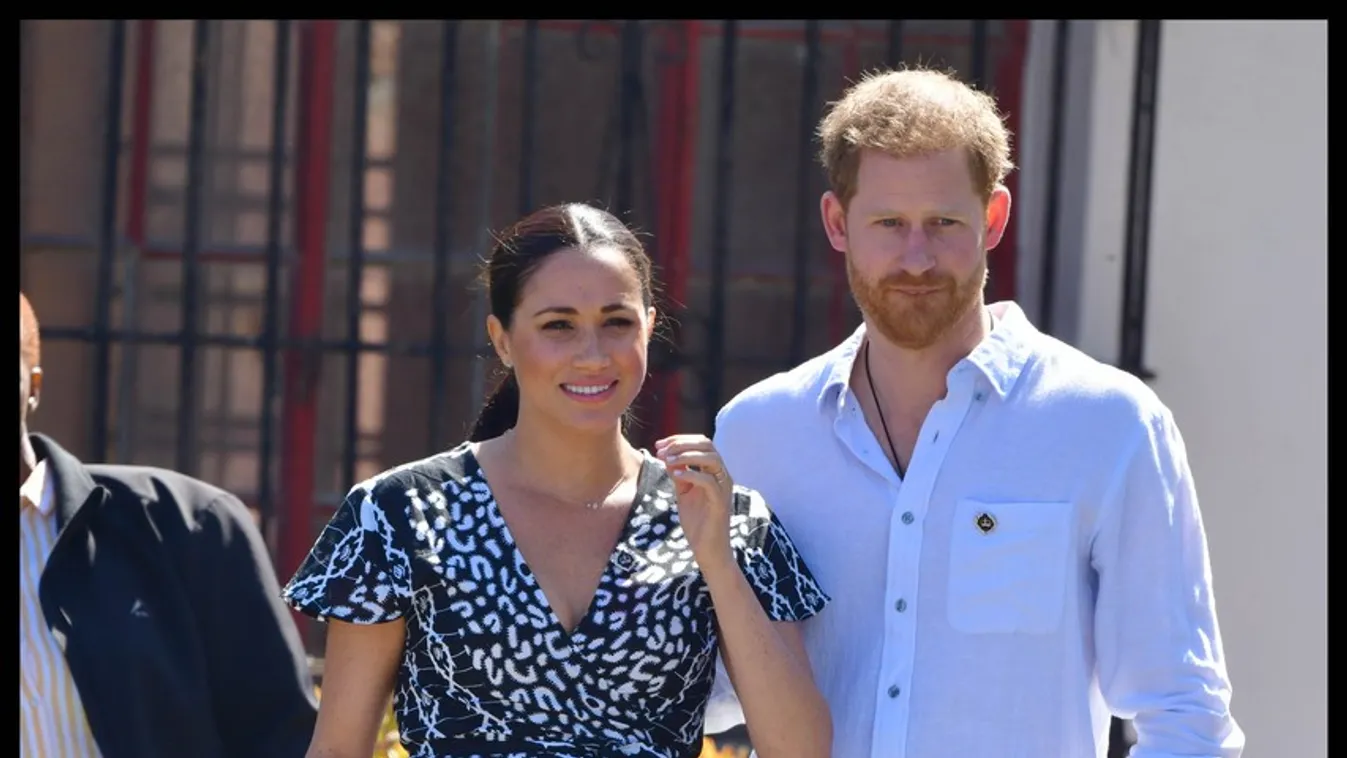 Nini, mi kandikál ki Meghan ruhája alól?! - Fotó