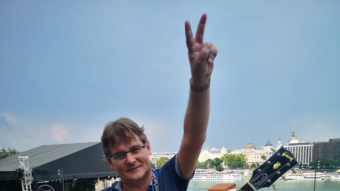 Telt ház előtt szólalt meg a legendás bíbor Gibson