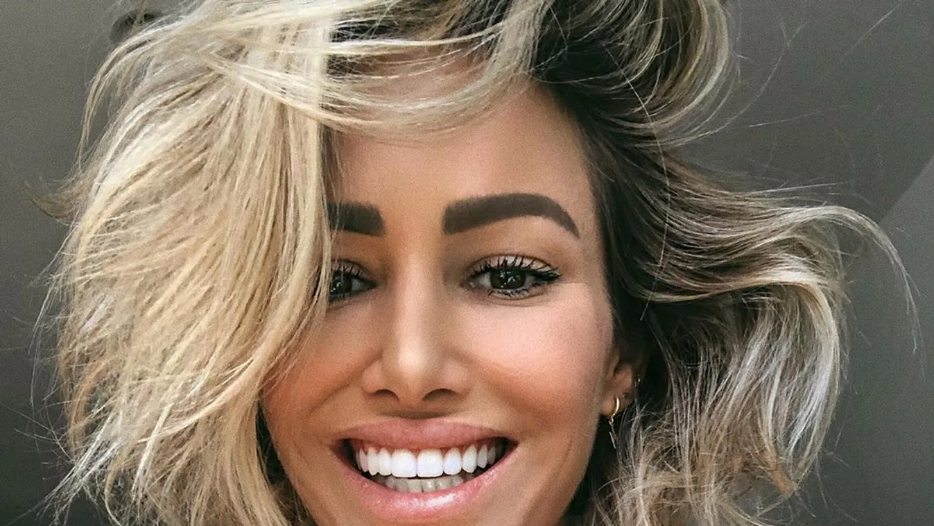 A konyhában dobta le a melltartót a dús keblű üzletasszony