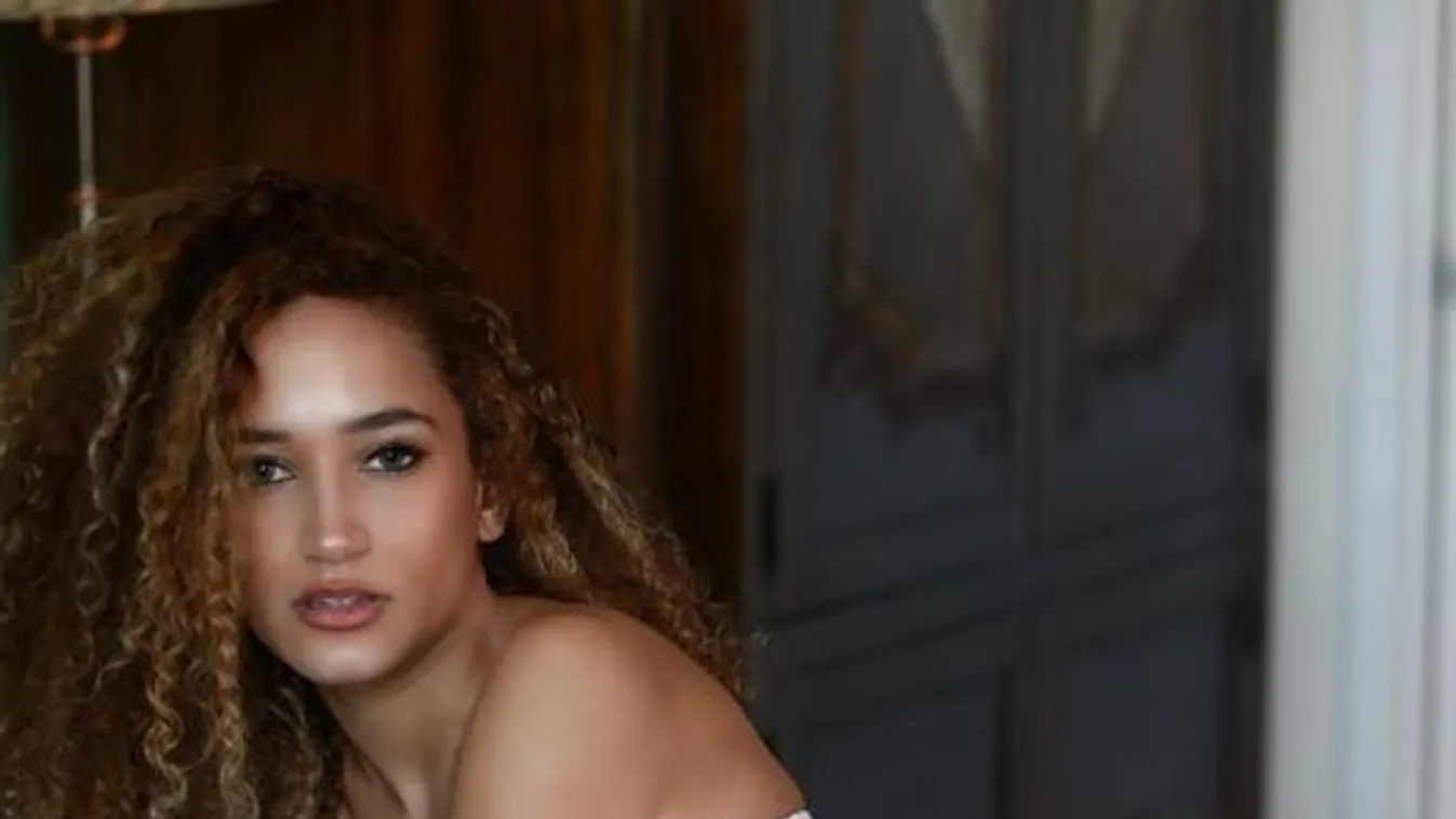 Reggel, fürdés közben posztolt anyaszült meztelen képet magáról a gyönyörű lány!