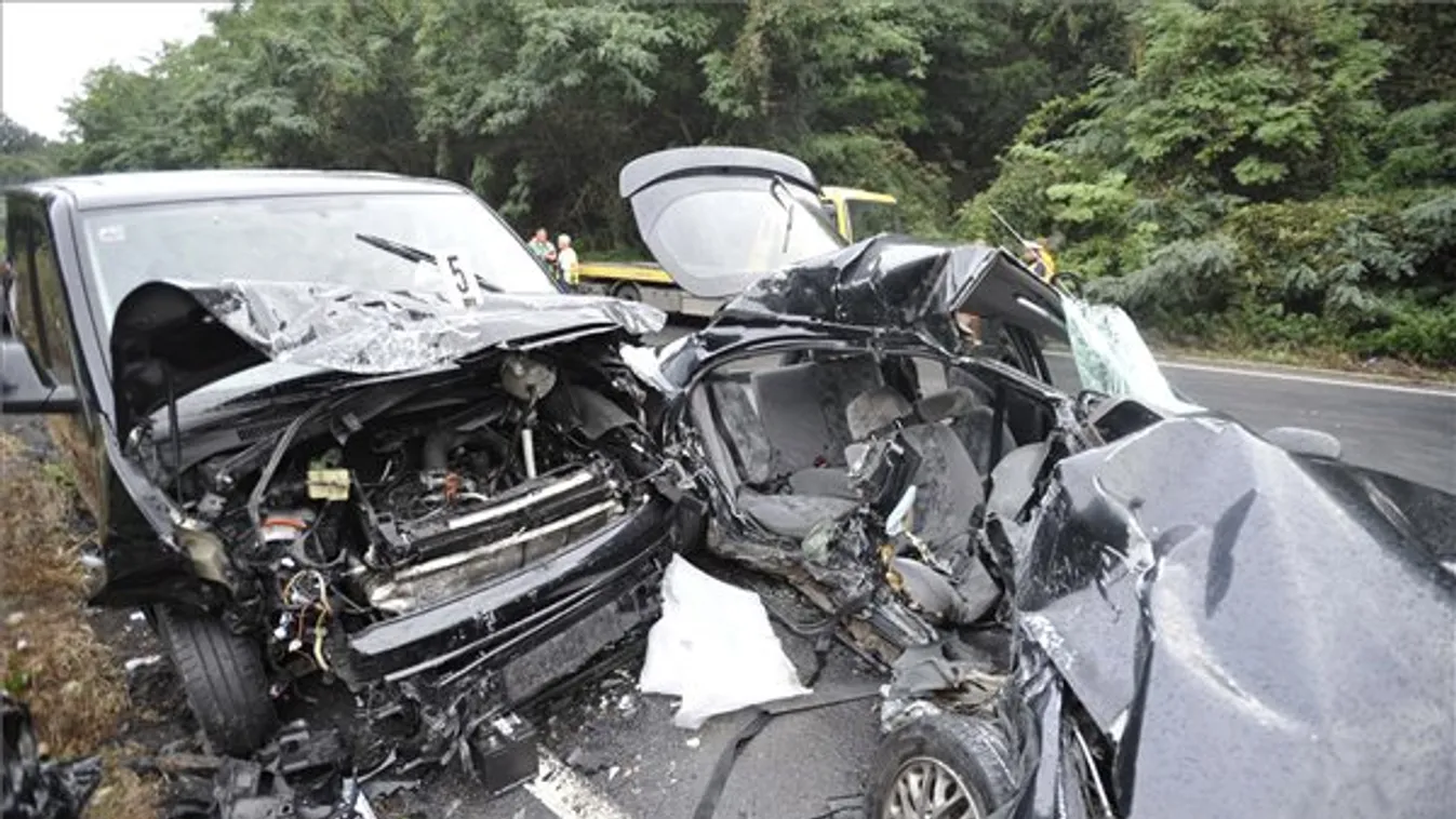 Elrettentő képek a három áldozattal járó balesetről