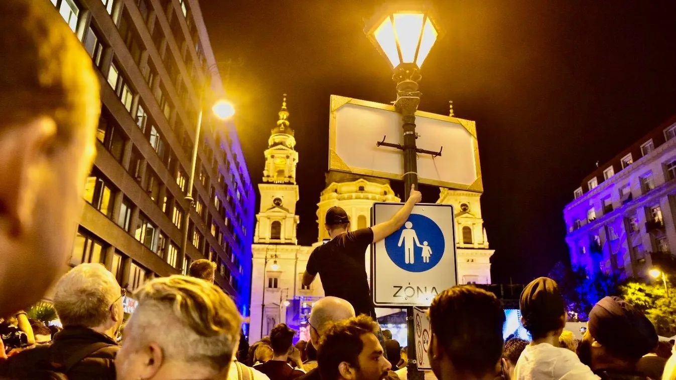 Hatalmas tömeg tombolt a bazilika előtt: ilyen volt Will Smith koncertje