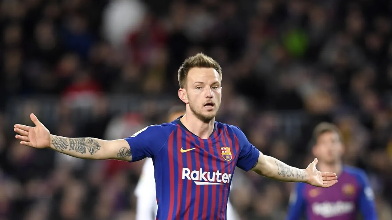 Áll a bál Barcelonában, váratlan helyen fotózták le a futballsztárt