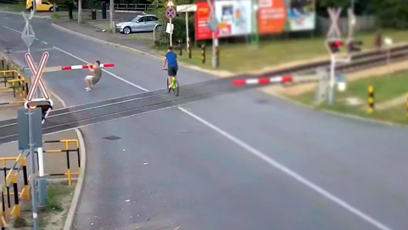 Lába közé kapta a sorompót Siófokon a férfi, durva, ami eztán történt
