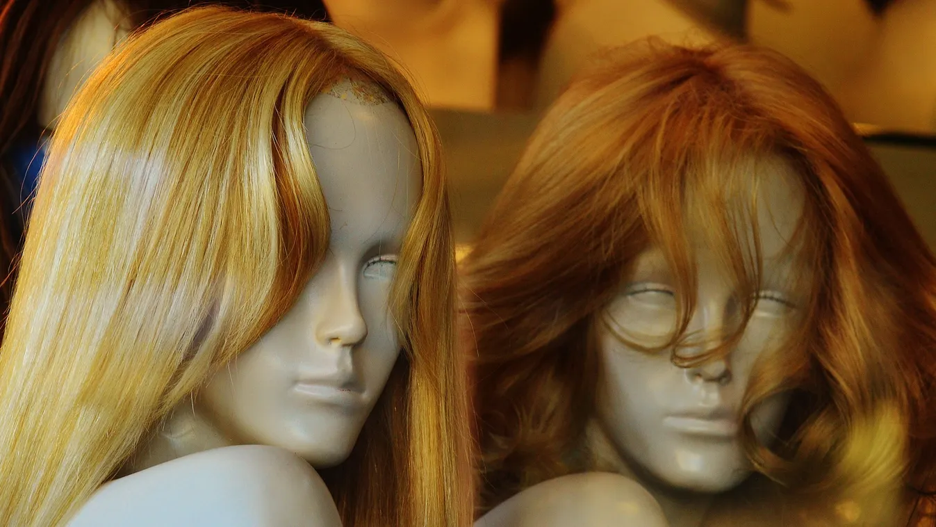 Bizarr dolgot művelt a parókás férfi Győrben, meglepő, mit találtak nála