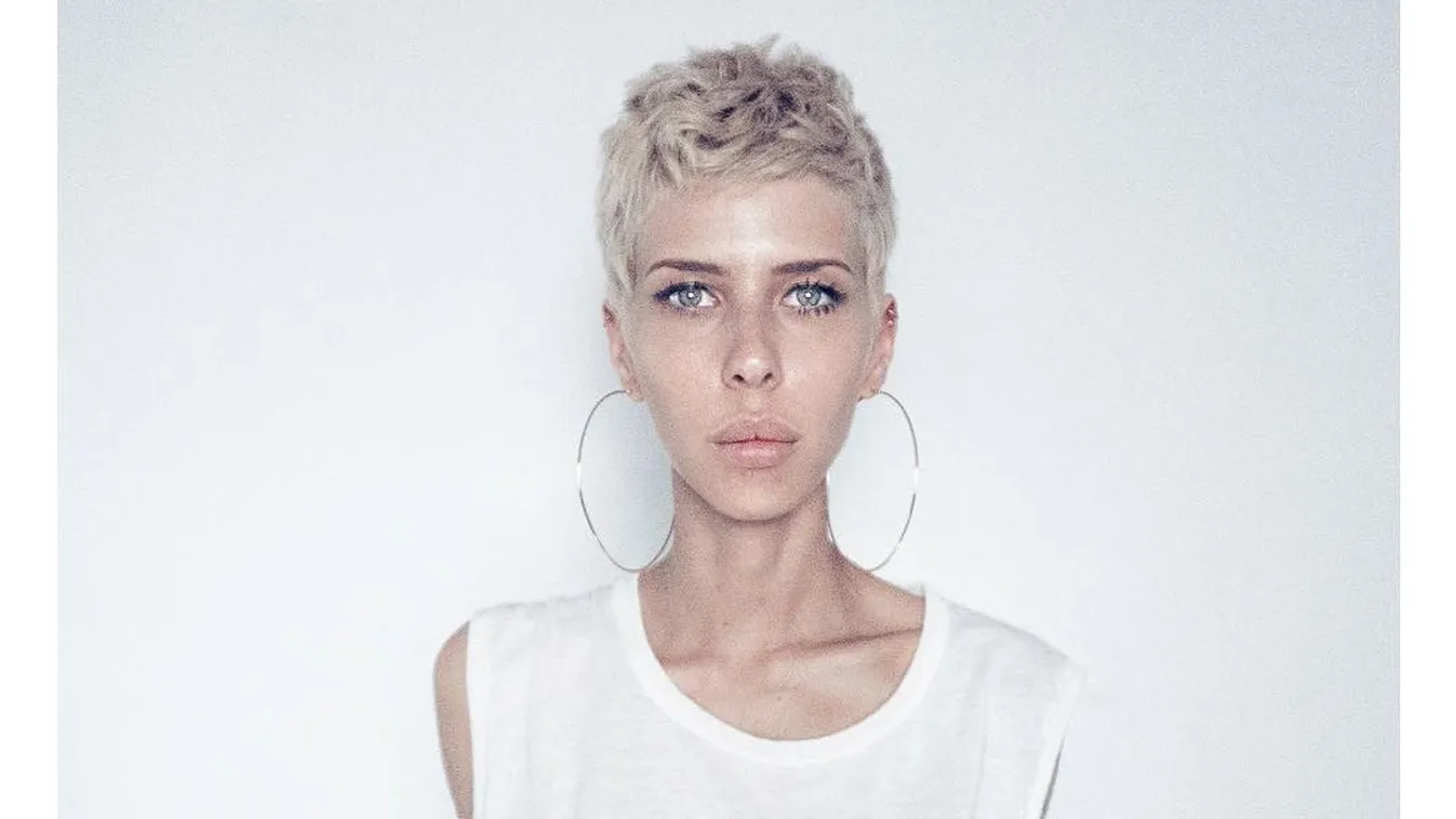 Vérfagyasztó látvány: átszúrta a saját fülét a magyar sztár - Fotó