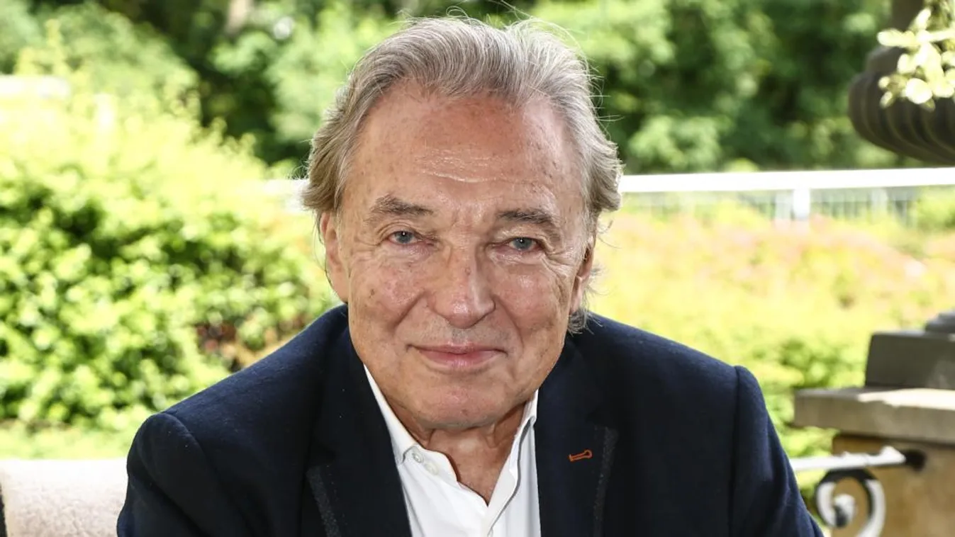 Állami tiszteletadással búcsúzott Csehország Karel Gottól