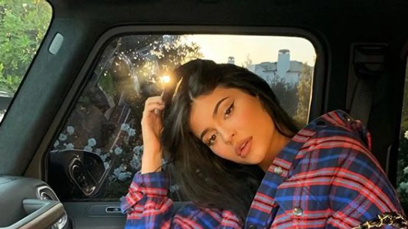 Megmutatta hatalmas melleit, bőrszerkóban feszít a sztármami