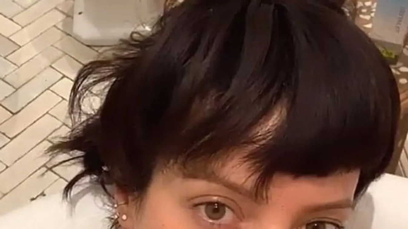 Hűha, meztelen videóban tett nagy bejelentést a szexi énekesnő