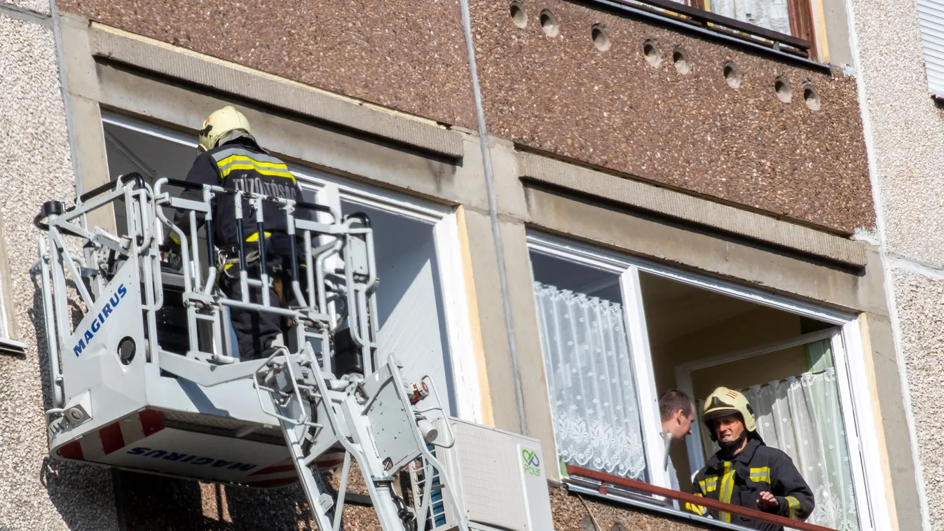 Drámai pillanatok Óbudán, a hetedik emeletről mentettek a tűzoltók