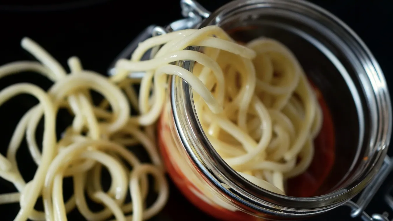 Visszataszító dolgot talált a pesti lány a tésztaszószban - fotó