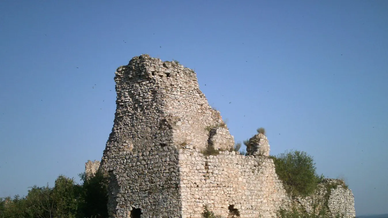 Tragédia, agyonnyomta a Tornai vár leomló fala az idős férfit