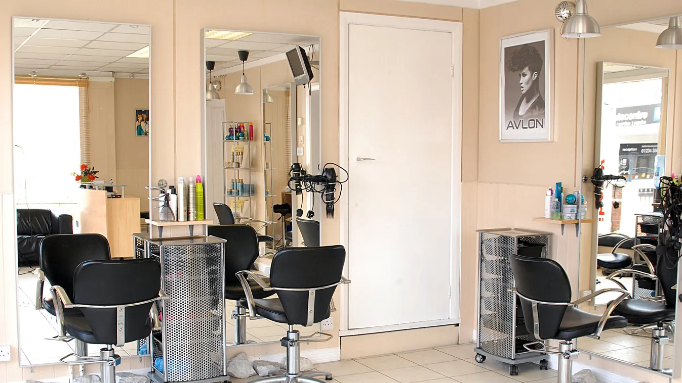 Döbbenet, milyen állat törte be a fodrászüzlet kirakatát - videó