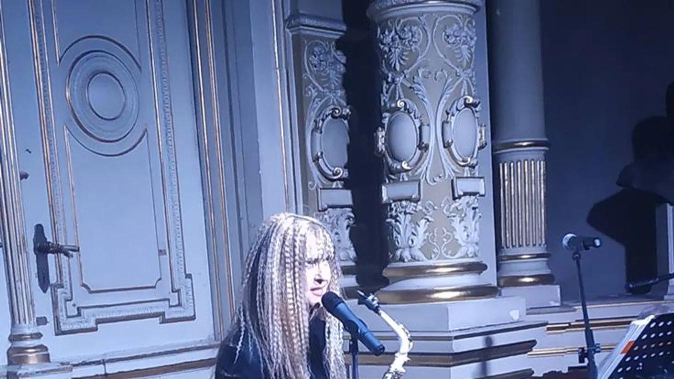 Botrány, perverz képekkel zaklatják a magyar énekesnőt