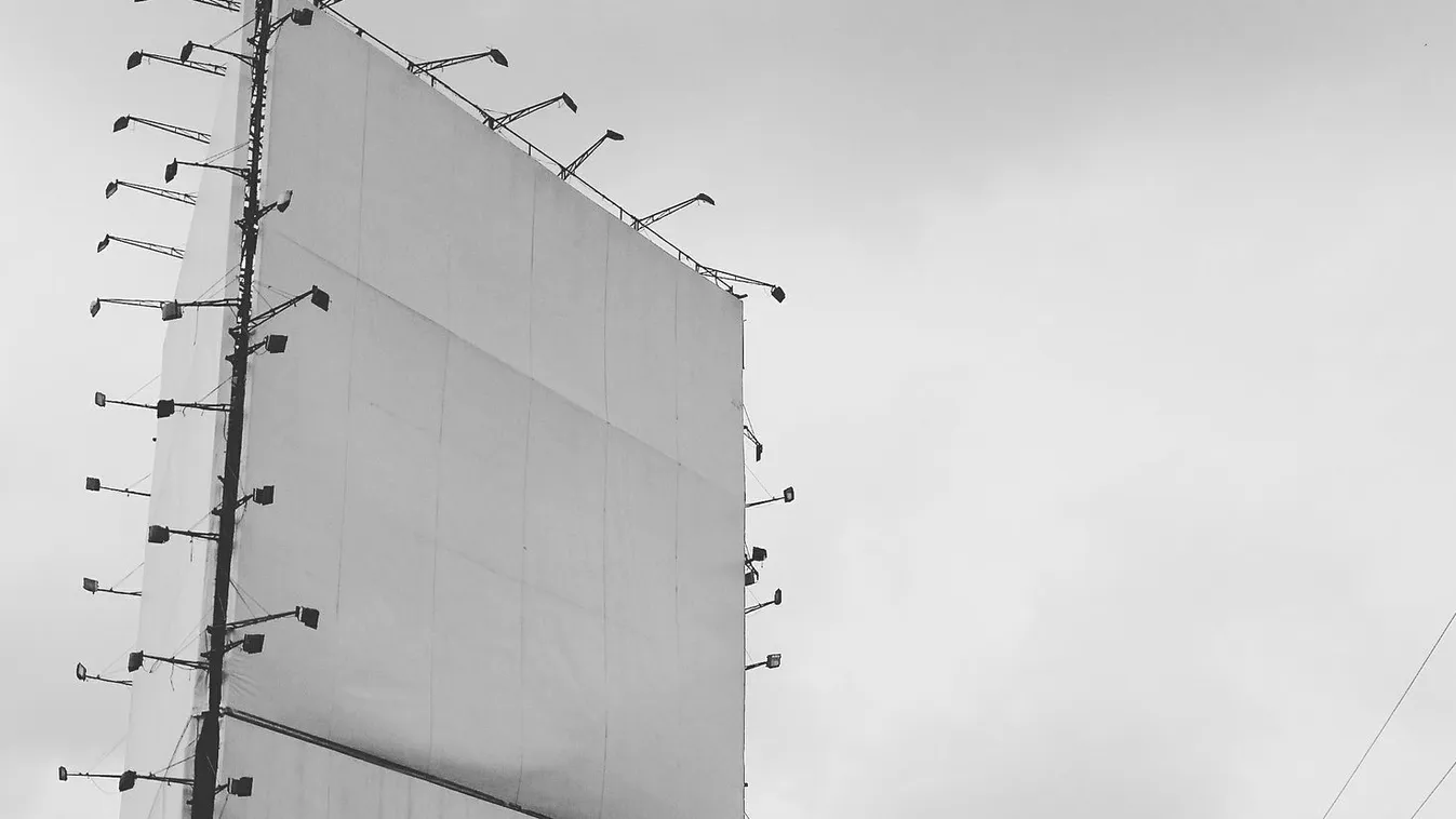 Fél órán át csak fékcsikorgás hallatszott, ezt látták az autósok a plakáton