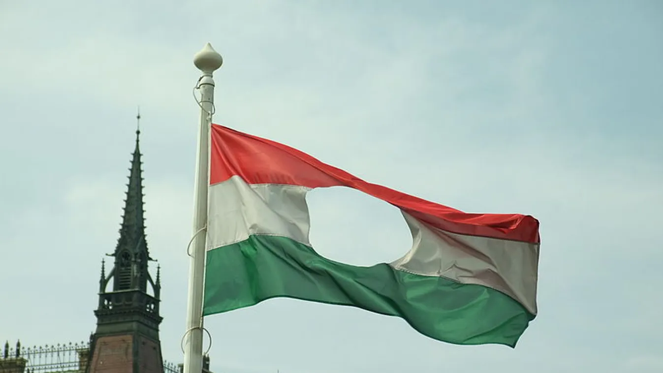 Felvonták a nemzeti lobogót az Országház előtt