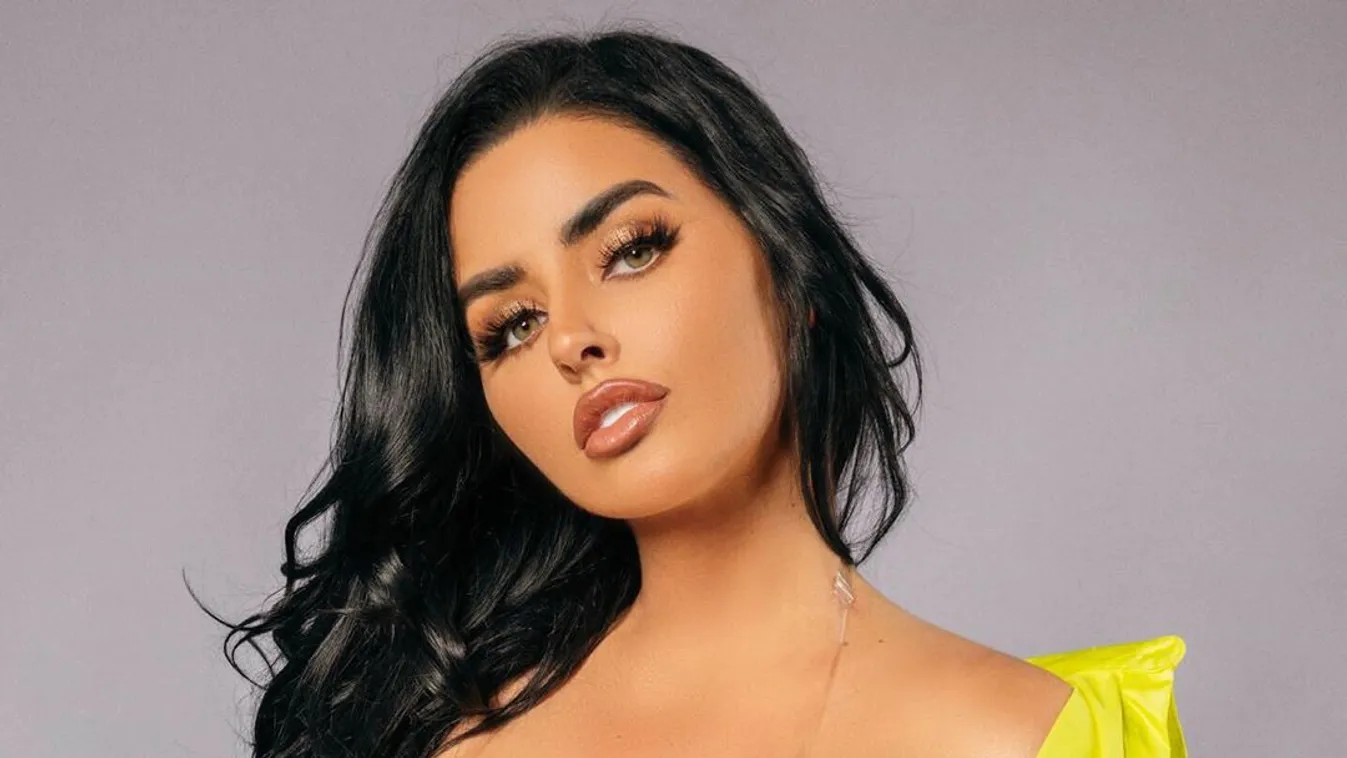 Formás keblek, mindent ledobott a szexi focistalány