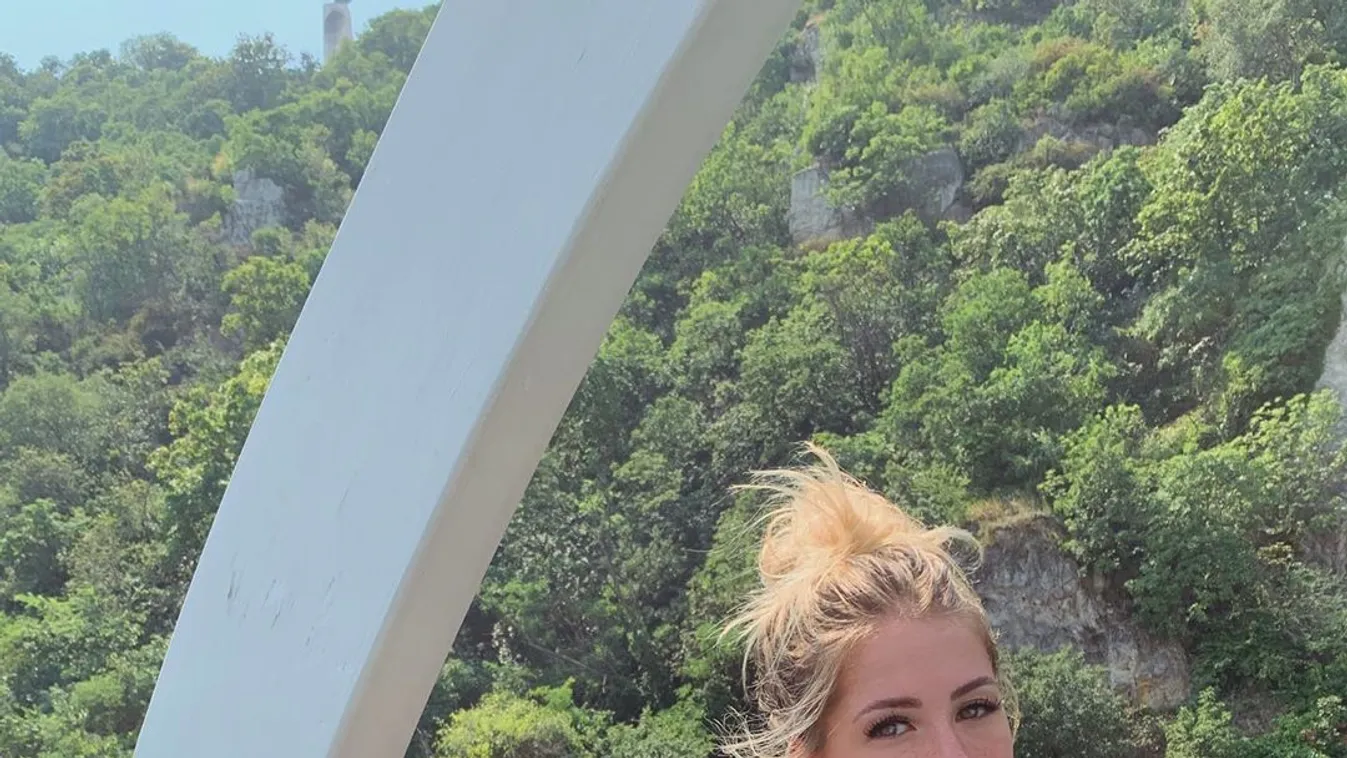 Gömbölyű keblek, félmeztelenül pózol a bevállalós szurkolólány