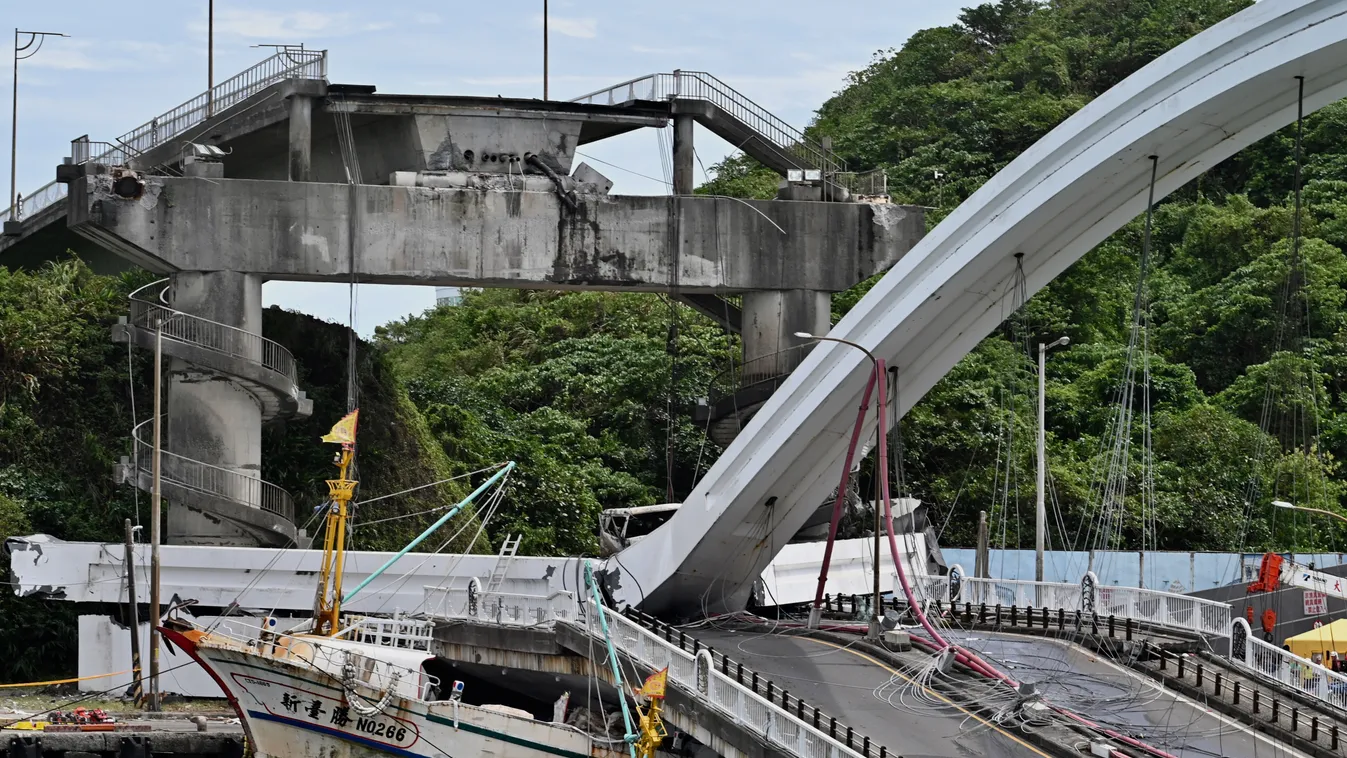 Mellbevágó felvételek: összeomlott egy híd, hajókat temetett maga alá