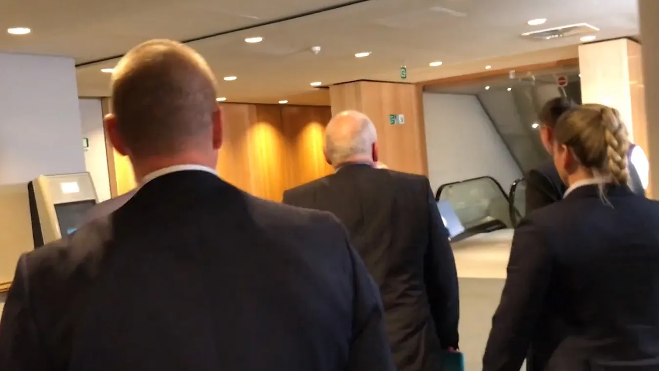 Elfutott a V4NA kérdései elől Timmermans