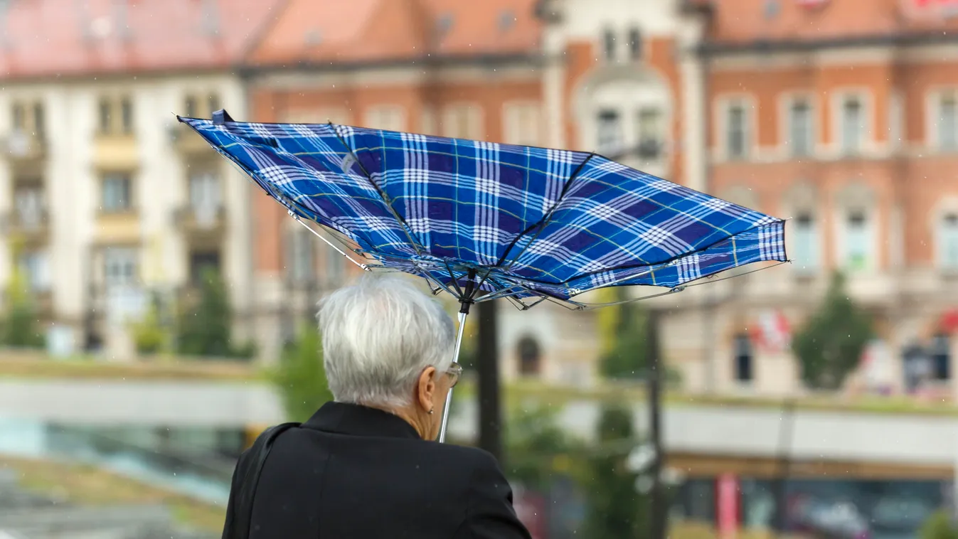 Durva szélviharban lengtek a takarítók a felhőkarcoló mellett - videó