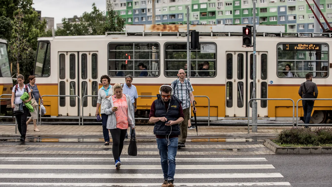 Telefonját nyomkodta a zebrán a magyar tini, szörnyű dolog történt