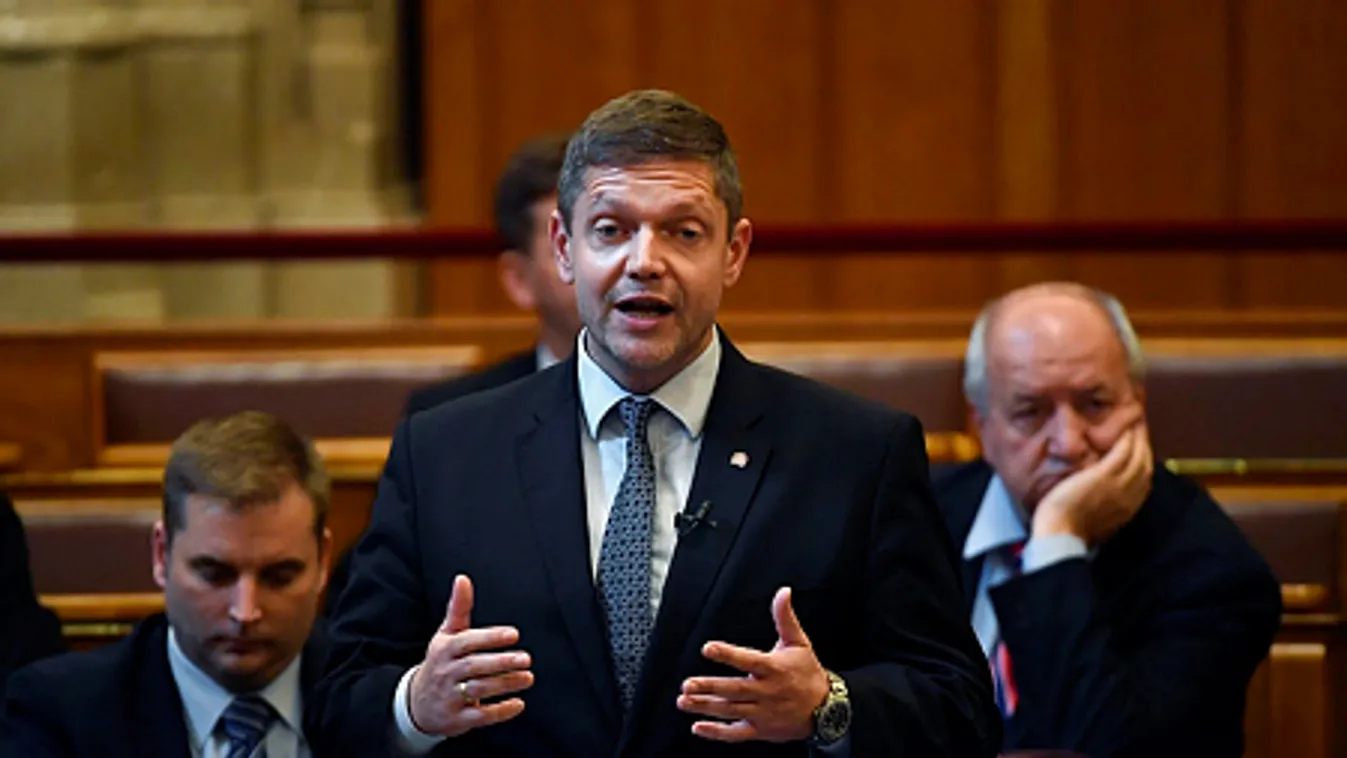 Ilyen az, amikor a maszopos kígyó a saját farkába harap