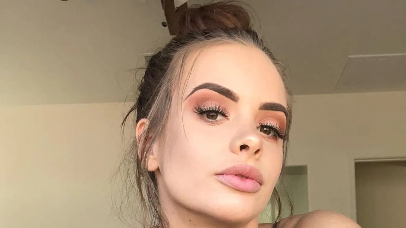 A boltban tolta le a nadrágját a szexi sportolónő