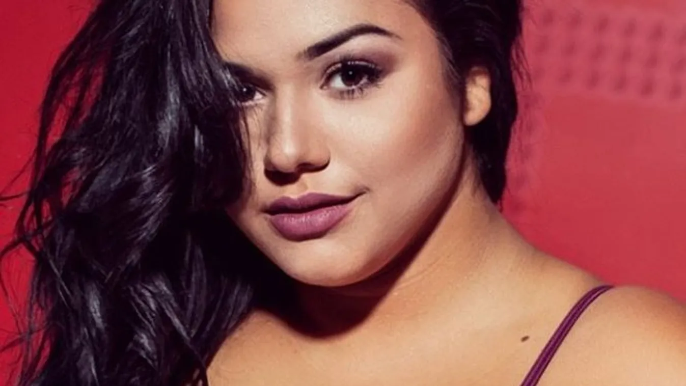 Buja fotón pózol a magyar ducimodell, megmutatta telt idomait