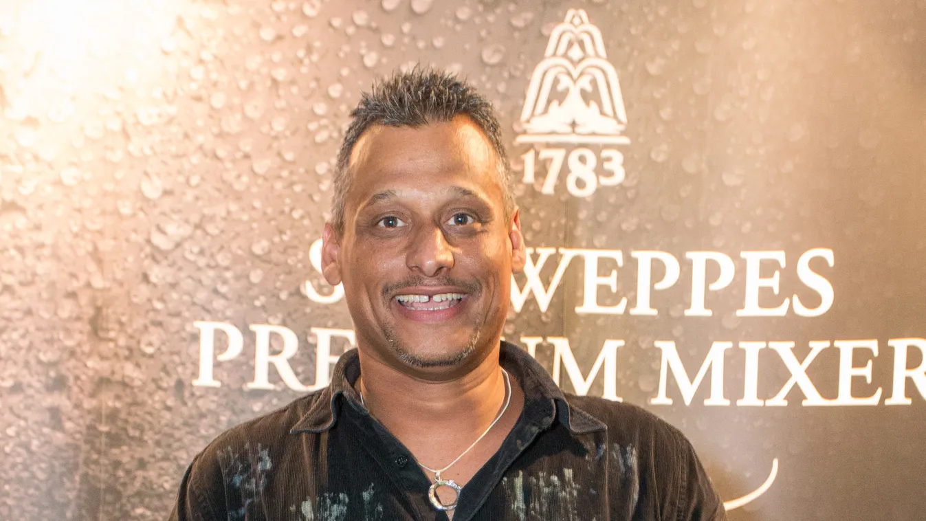 Targoncával hajtott a ház falának a magyar énekes