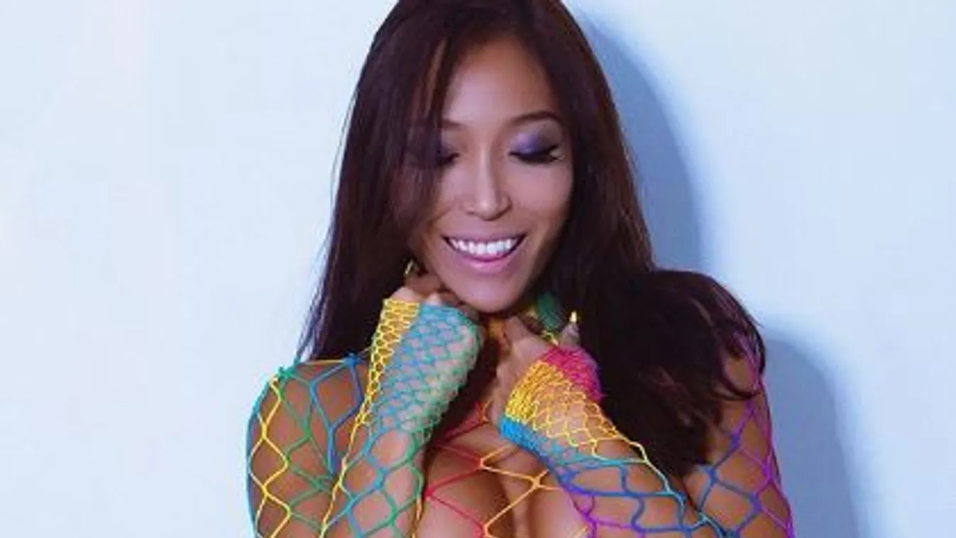 A bejárati ajtóban pucérkodott a csajszi, valaki lefotózta!