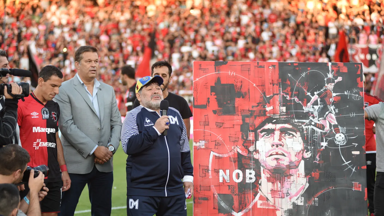 Ez a hét képe: Maradona trónt kapott kispad helyett, onnan tett csodát