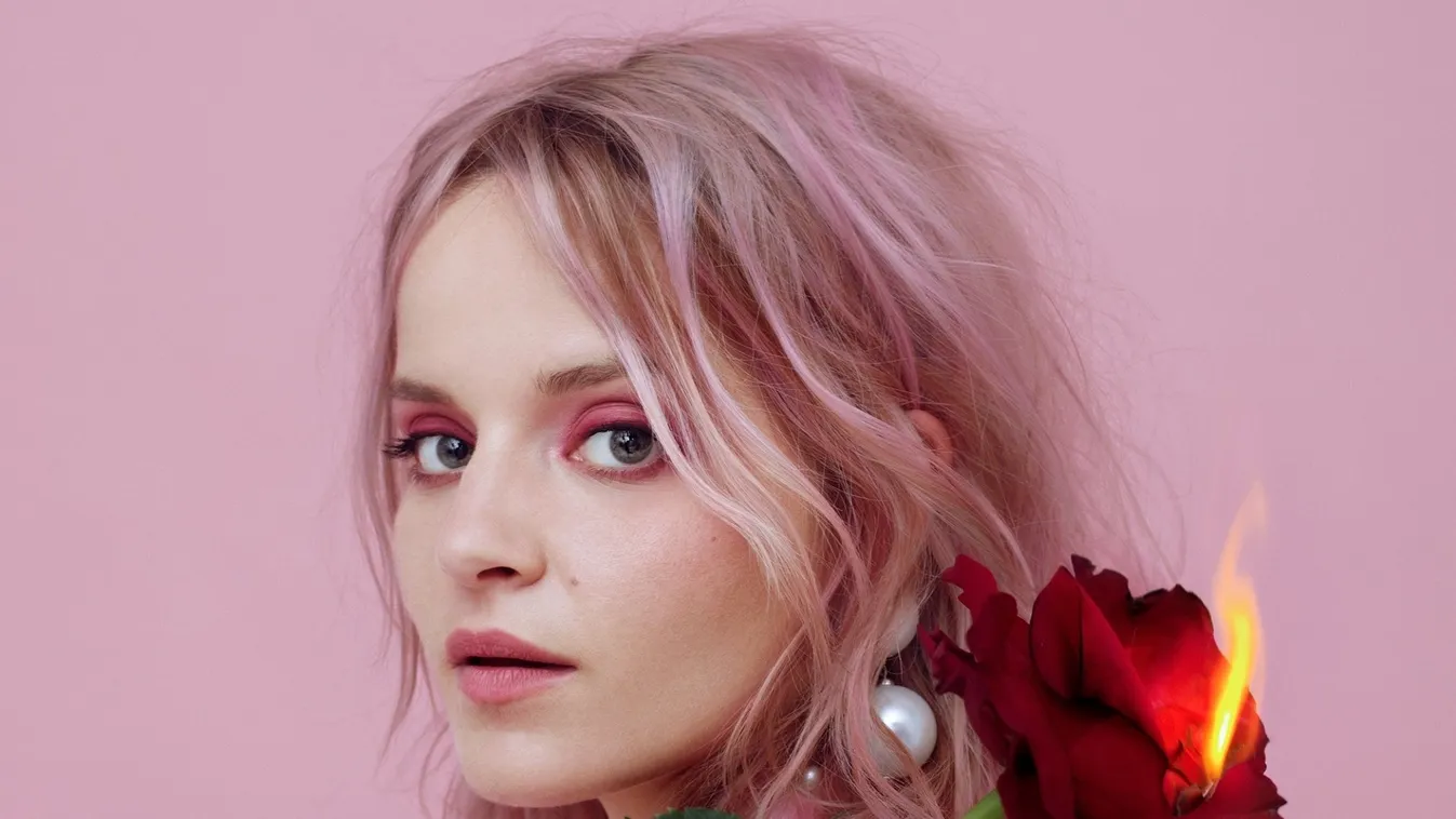 “Maradunk, mert szeretünk!” Egy párkapcsolati körforgást járhatunk körbe Odett új videójában