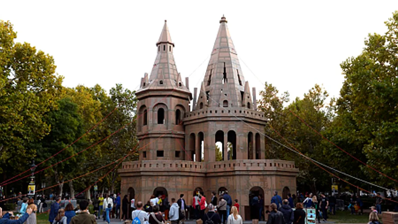 De hogy kerül a Halászbástya a Szabadság térre? - Fotók