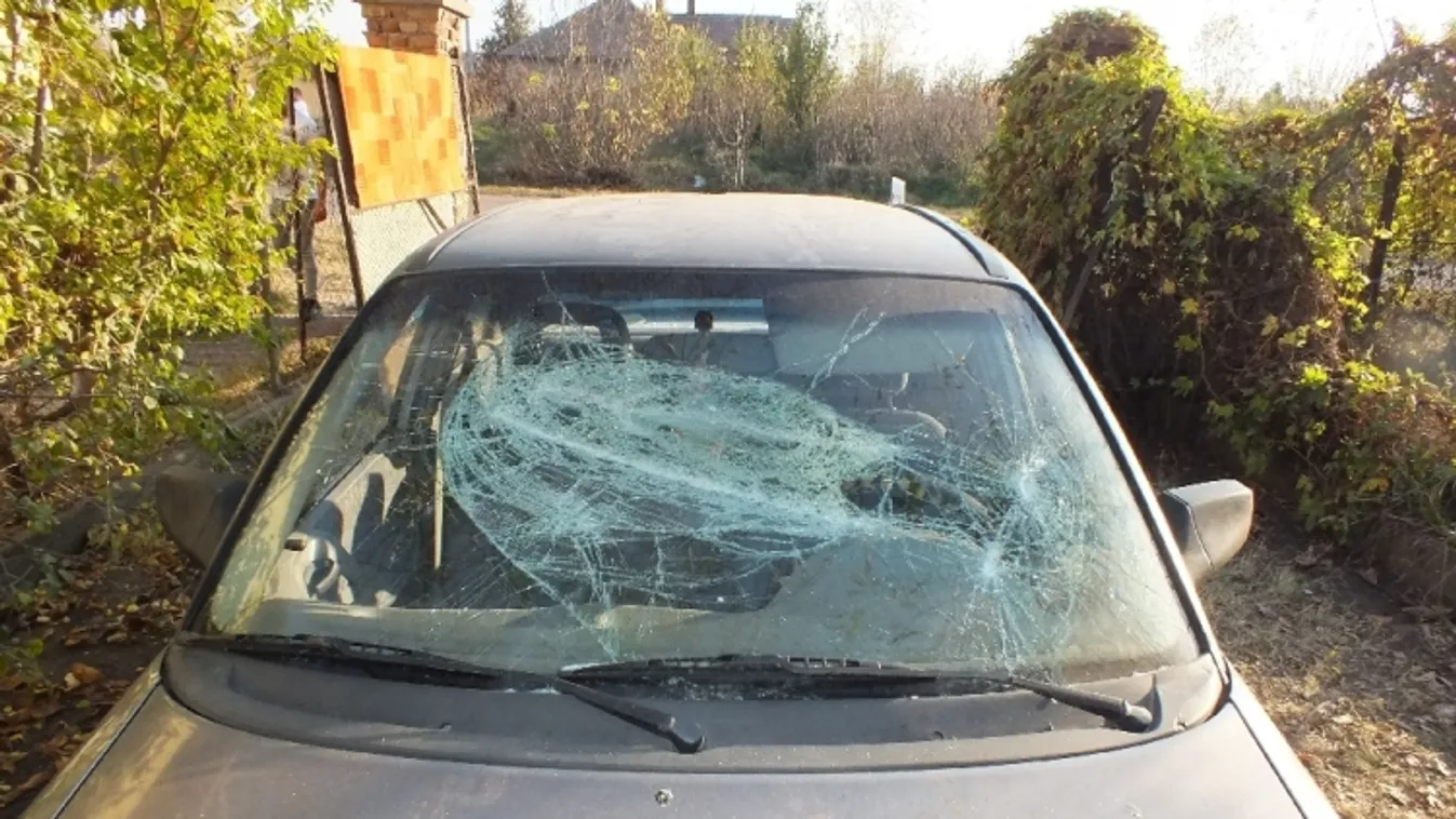 Karddal támadt egy másik autósra egy Heves megyei sofőr