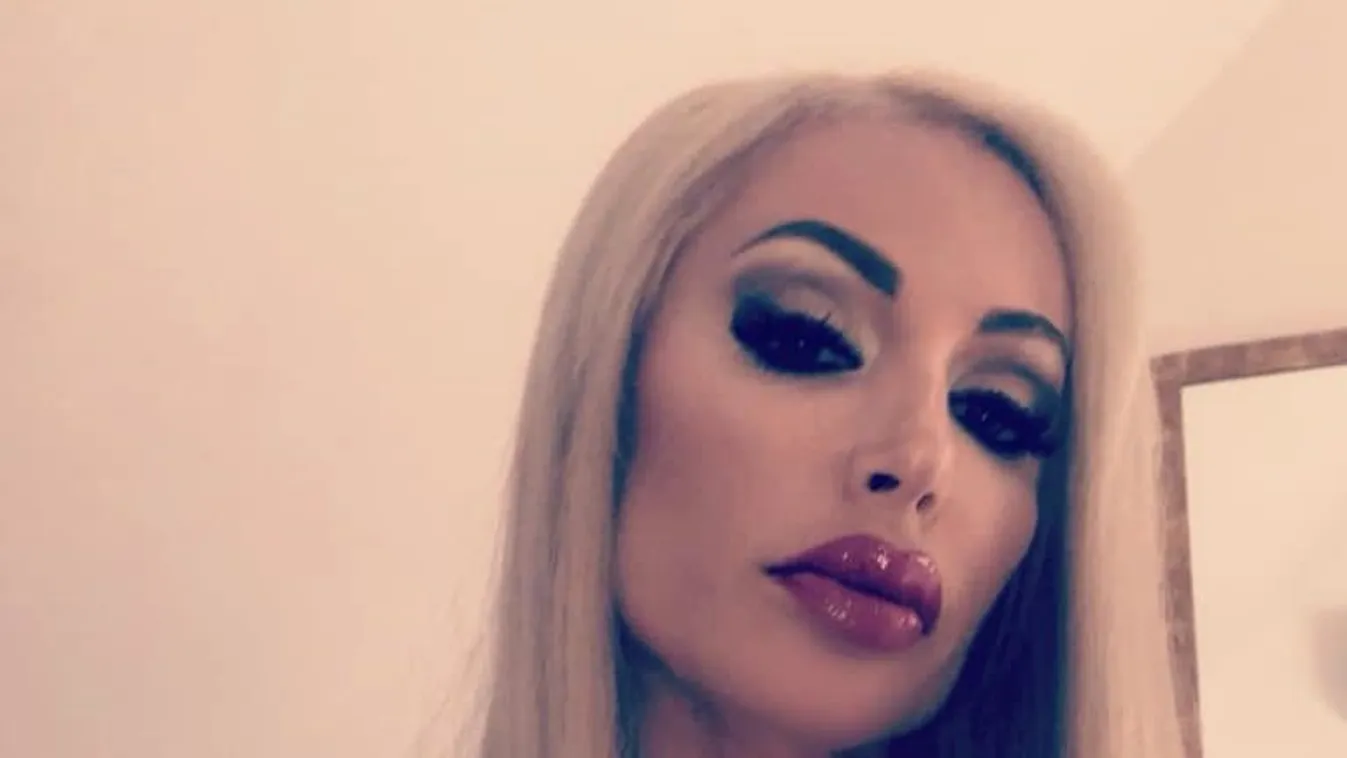 Anyaszült meztelenül pózolt a tükör előtt Kelemen Anna