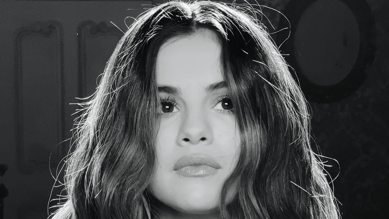 Sosem láttuk még így: nagyon furcsa a 27 éves szexi énekesnő arca a fotón