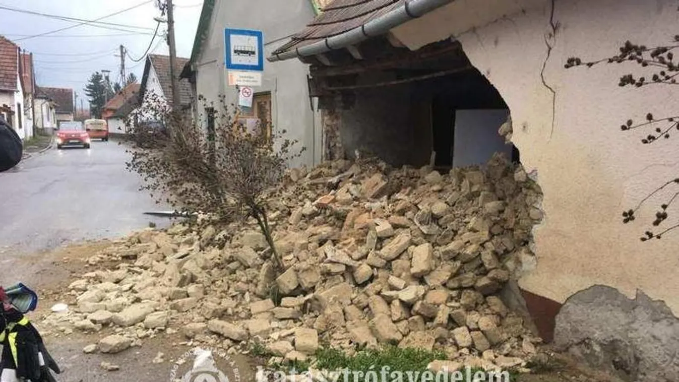 Döbbenetes képeket kaptunk: buszmegállóra dőlt egy ház Tahitótfalun