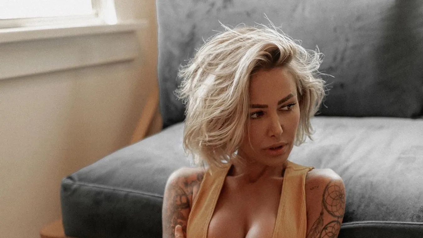 Átlátszó felsőben villantott mellbimbót a dögös üzletasszony - Fotó