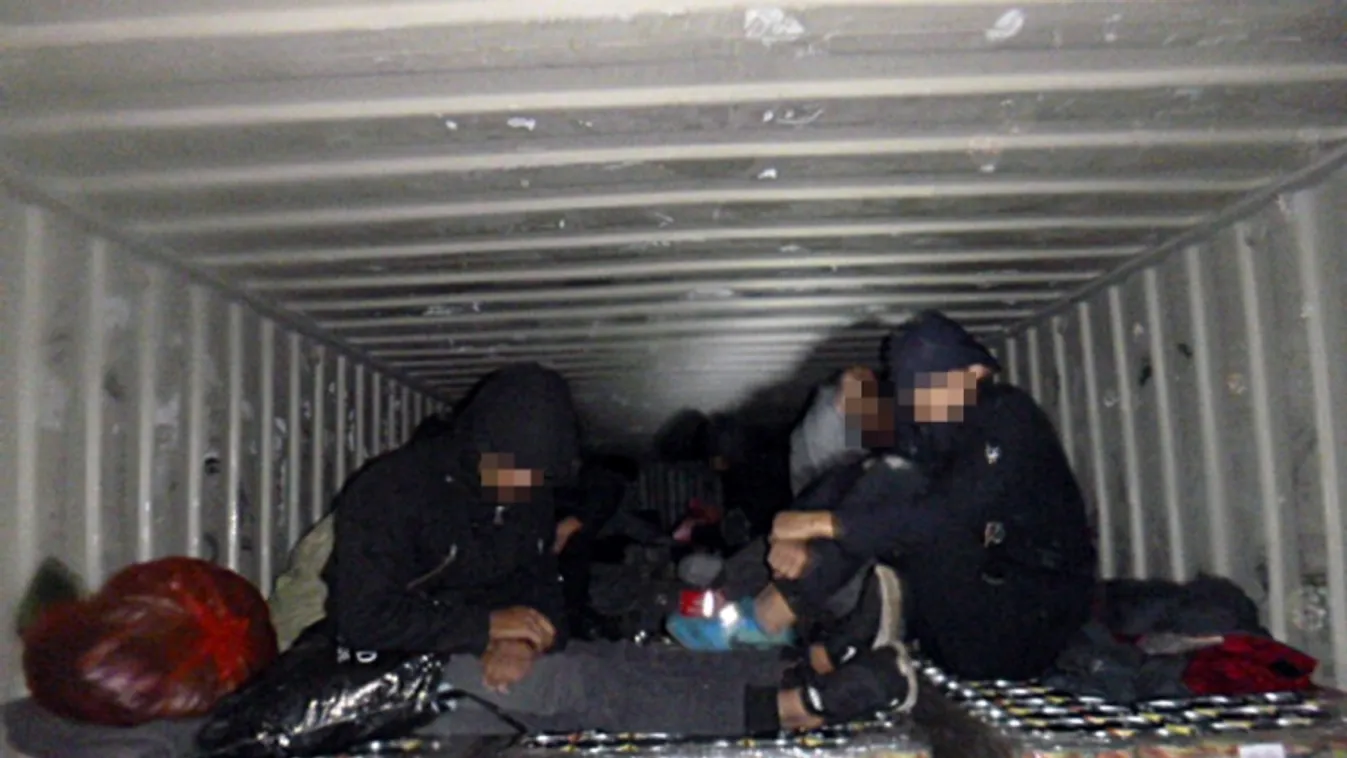 Vietnami migránsok a magyar határon egy lengyel kamionban