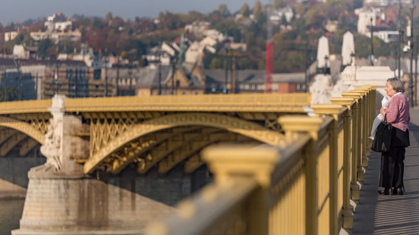 Készültség a Margit hídnál, járókelők előtt zuhant egy ember a Dunába