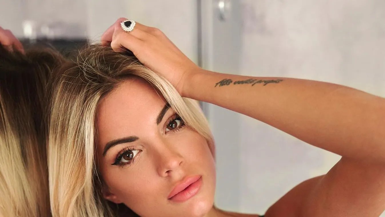 Vadító fotó, ledobta a felsőt az almamellű újságírónő