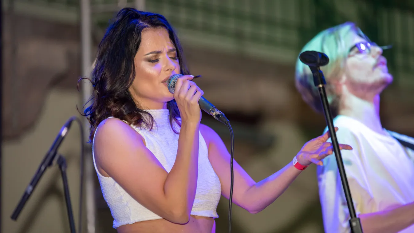 Váratlan hírt kapott: Azonnal költöznie kellett a magyar énekesnőnek