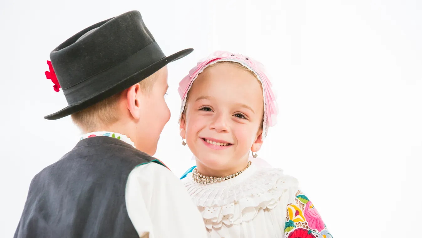 A Fölszállott a páva ismét a gyerekeké