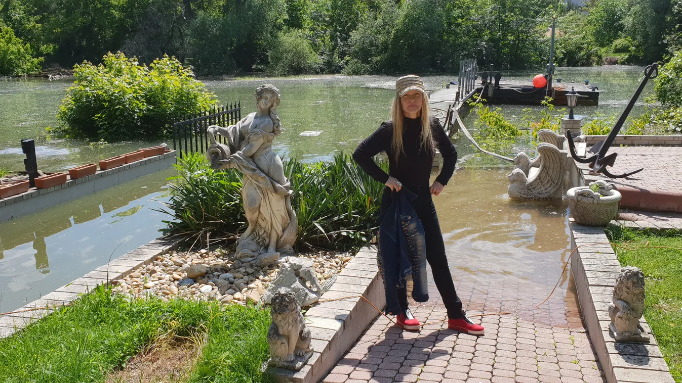 Fotó: Horrorbalesete után így néz ki a magyar énekesnő válla