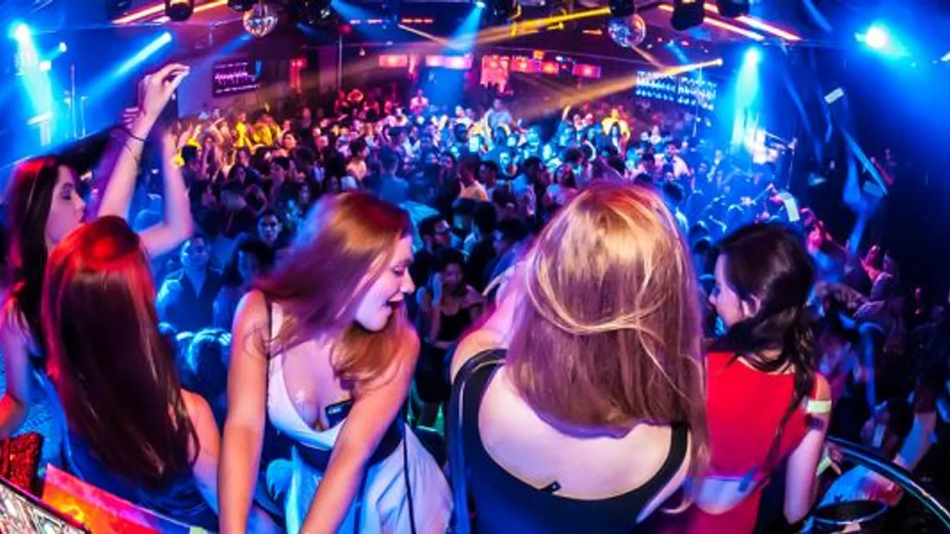 Egy diszkó közepén hozta világra gyermekét egy tinilány