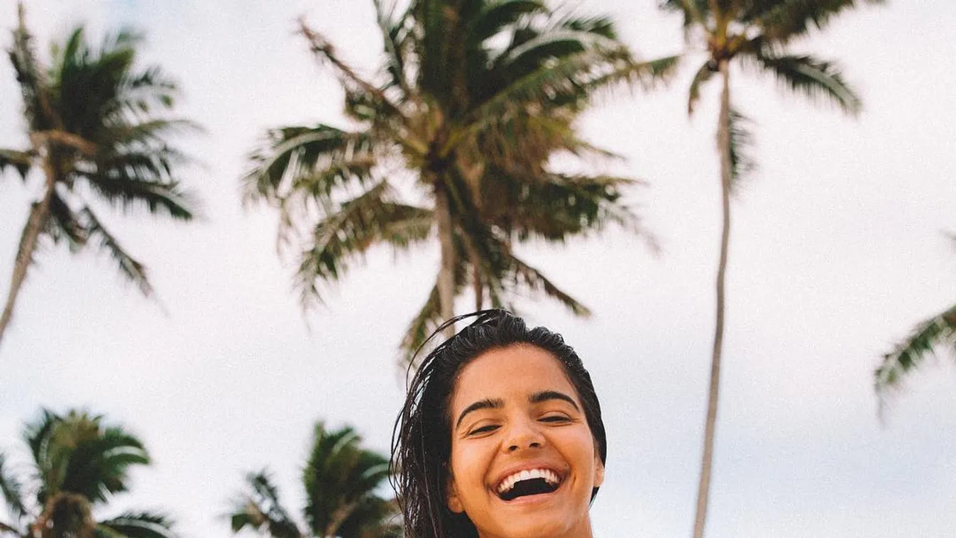 Monokini a parton: eszményi almamellet villantott a szörfös álomnő