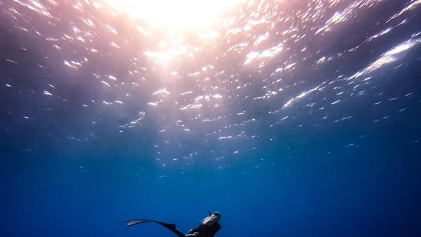 Anyaszült meztelenül sétált az utcán a szexi modell, le is fotózták